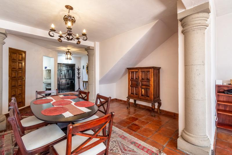 La Petite Colonial Image