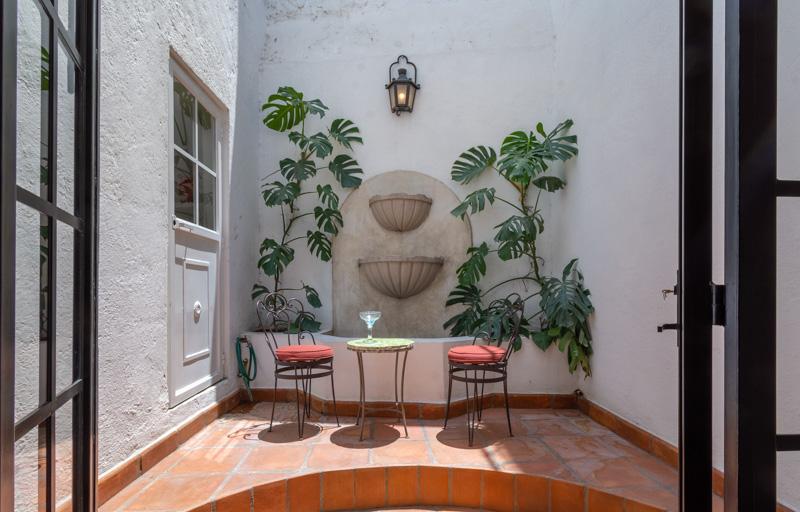 La Petite Colonial Image